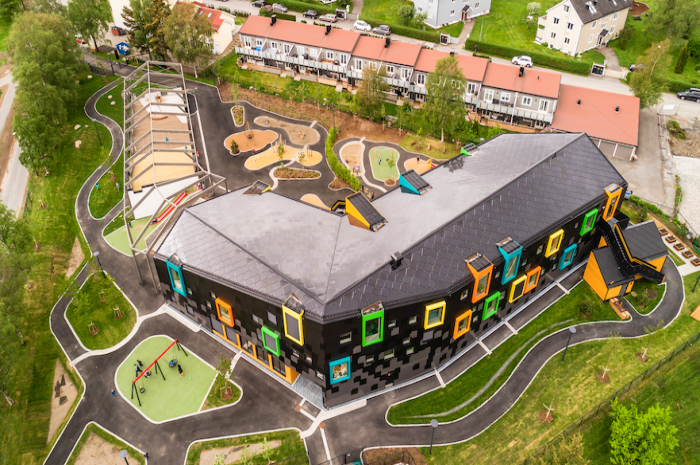 På takflastene er fasadeplatene på Kilden barnehage erstattet av solcellepaneler. Arkitekt: LINK Arkitektur AS. Utbygger: Omsorgsbygg Oslo KF. Foto: Hundven-Clements Photography